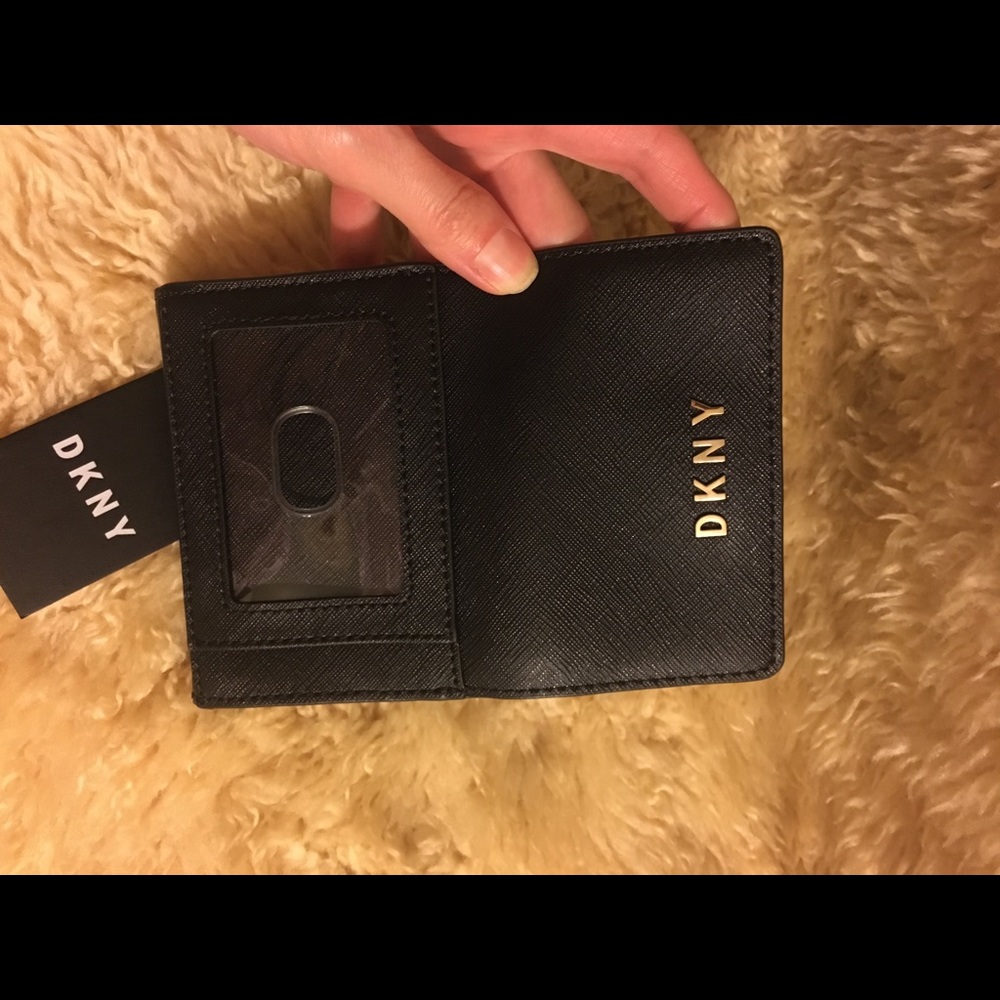 DKNY card holder with zipper pocket. New with tag